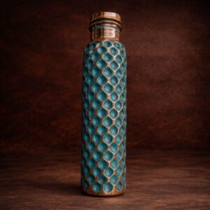 Termo de cobre artesanal turquesa con diseño colmena sobre fondo oscuro elegante