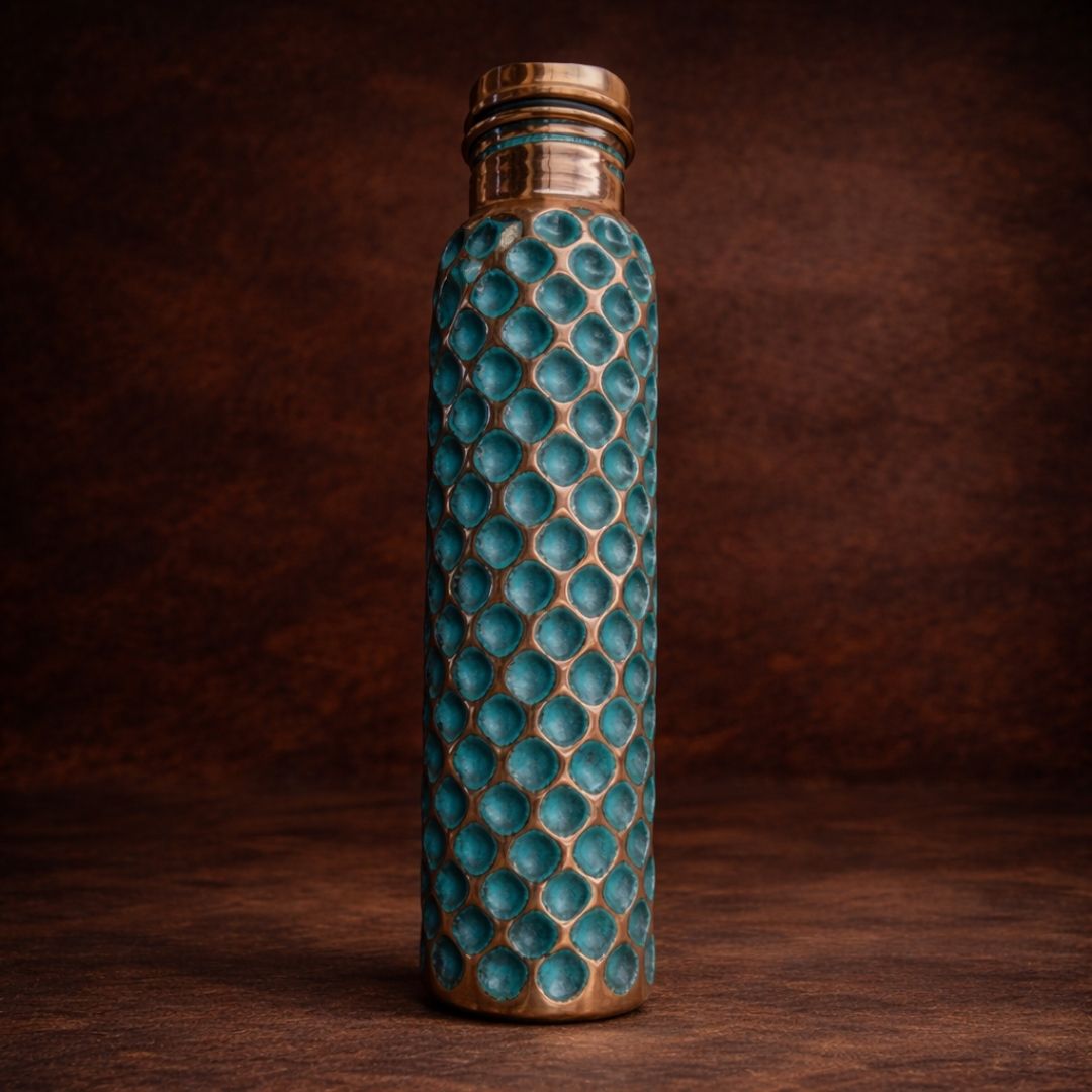 Termo de cobre artesanal turquesa con diseño colmena sobre fondo oscuro elegante