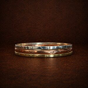 Set de 3 pulseras finas artesanales de cobre con acabados bicolor en tonos cobre, plata y oro, diseño delgado y elegante hecho a mano