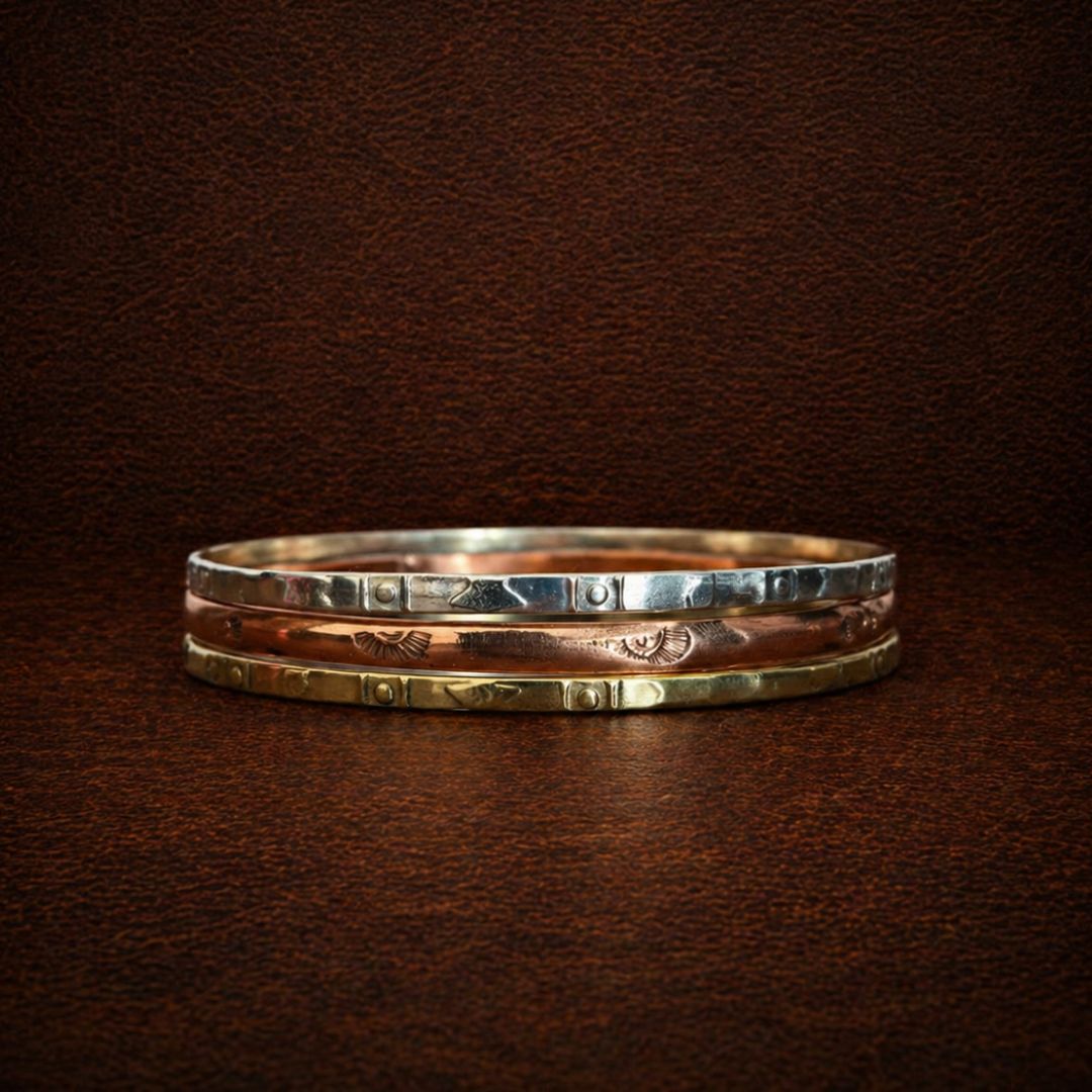 Set de 3 pulseras finas artesanales de cobre con acabados bicolor en tonos cobre, plata y oro, diseño delgado y elegante hecho a mano