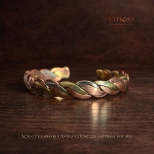 Brazalete artesanal abierto con diseño trenzado en cobre, latón color oro y alpaca color plata