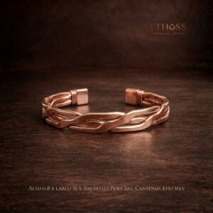 Brazalete artesanal de cobre con diseño abierto, líneas onduladas entrelazadas y estructura elegante de estilo contemporáneo