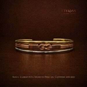 Pulsera artesanal triple con líneas en cobre, latón color oro y alpaca color plata, diseño abierto con detalle central entrelazado