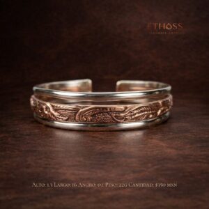 Brazalete artesanal abierto con cobre grabado ornamental central y estructura de alpaca color plata de estilo elegante