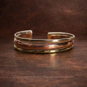 Brazalete artesanal abierto con combinación de cobre segmentado central y estructura de latón color oro de estilo premium