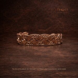 Brazalete artesanal de cobre con diseño abierto, patrón trenzado múltiple y estructura entrelazada de gran presencia