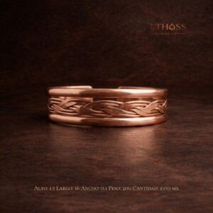 Brazalete artesanal de cobre con diseño ancho, estructura abierta y detalle central trenzado entrelazado de estilo clásico