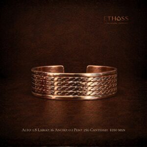 Brazalete artesanal de cobre con diseño ancho, estructura abierta y patrón de malla entrelazada de gran presencia