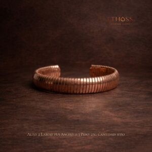 Brazalete artesanal de cobre con diseño ancho, estructura abierta y patrón segmentado lineal de estilo clásico