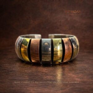 Brazalete artesanal abierto con diseño segmentado multimetal en cobre, latón color oro y alpaca color plata