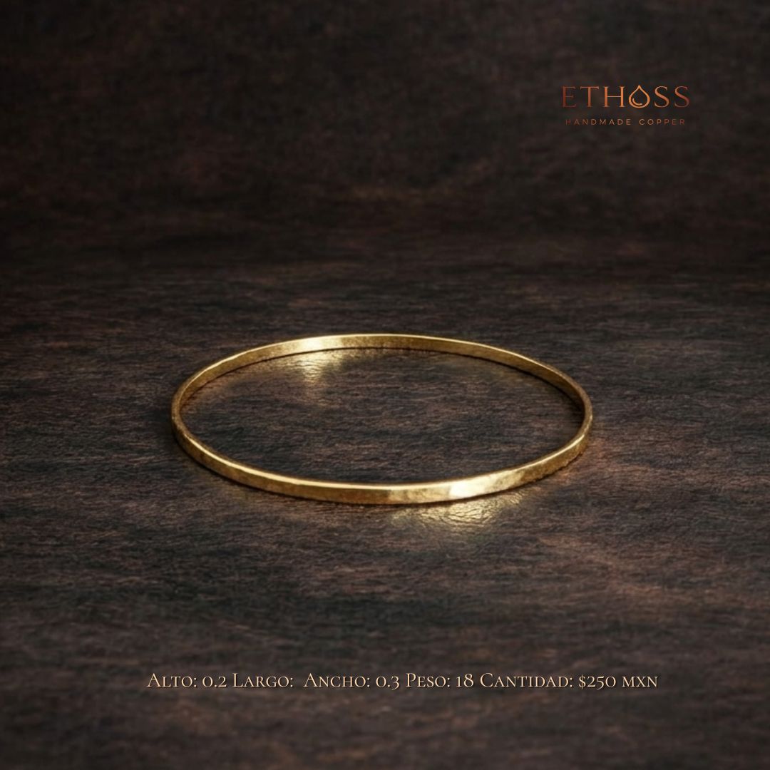 Pulsera fina artesanal tipo aro en tono dorado, diseño minimalista y elegante, ligera y versátil para uso diario