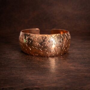 Pulsera artesanal de cobre 100% puro con diseño grabado de corazones, estilo abierto y acabado brillante hecho a mano en México