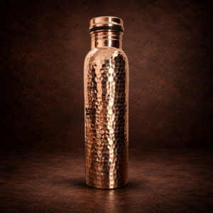 Termo de cobre martillado brillo de Ethoss Studio sobre fondo oscuro estilo estudio