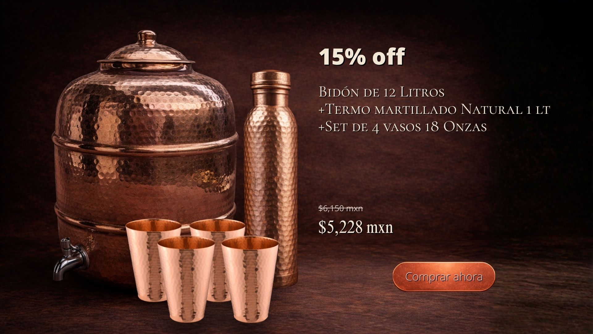 Kit de cobre artesanal con bidón de 12 litros, termo de 1 litro y set de 4 vasos sobre fondo elegante