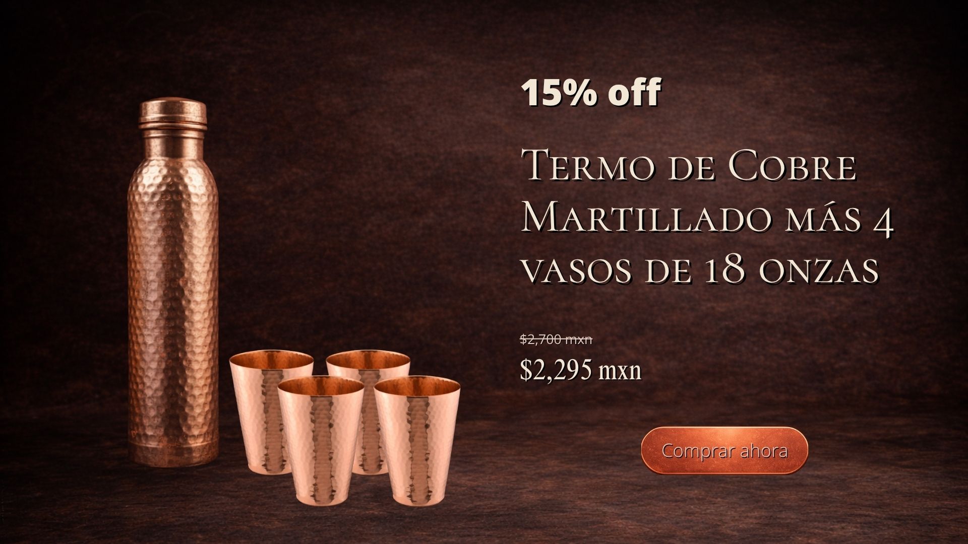 Termo de cobre martillado de 1 litro con set de 4 vasos de cobre de 18 onzas sobre fondo elegante