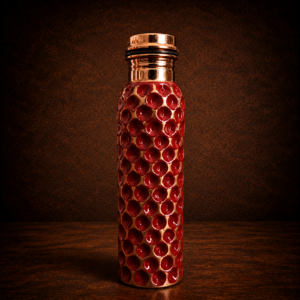 Termo de cobre colmena rojo de 1 litro hecho a mano sobre fondo oscuro artesanal