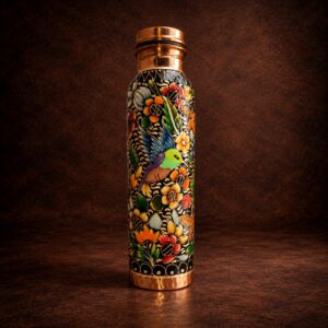 Termo de cobre de 1 litro en acabado negro profundo con diseño de dos colibríes y flores pintadas a mano, delineadas con laminilla de oro. Pieza artesanal mexicana con tapa decorada y esmalte protector.