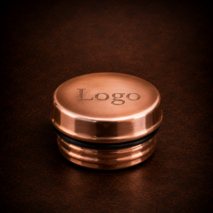 Tapa de cobre lisa con grabado láser personalizado sobre fondo oscuro premium Ethoss Handmade Copper
