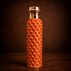 Termo de cobre colmena naranja de 1 litro hecho a mano sobre fondo oscuro artesanal