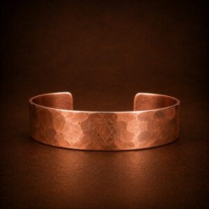 Pulsera premium de cobre martillado de 2 cm con grabado de geometría sagrada, elaborada artesanalmente por Ethoss Studio.
