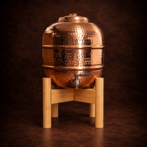 Bidón de cobre artesanal con base de madera Ethoss Studio