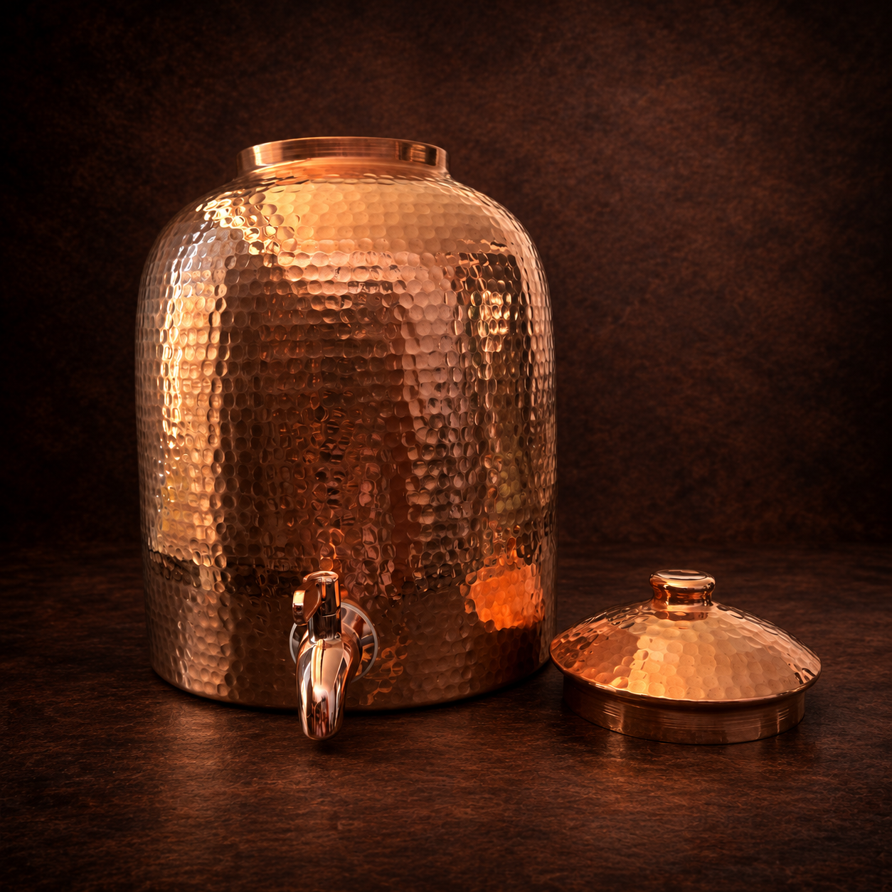 Bidón de cobre martillado de 7 litros con tapa, llave dispensadora y base Ethoss Studio