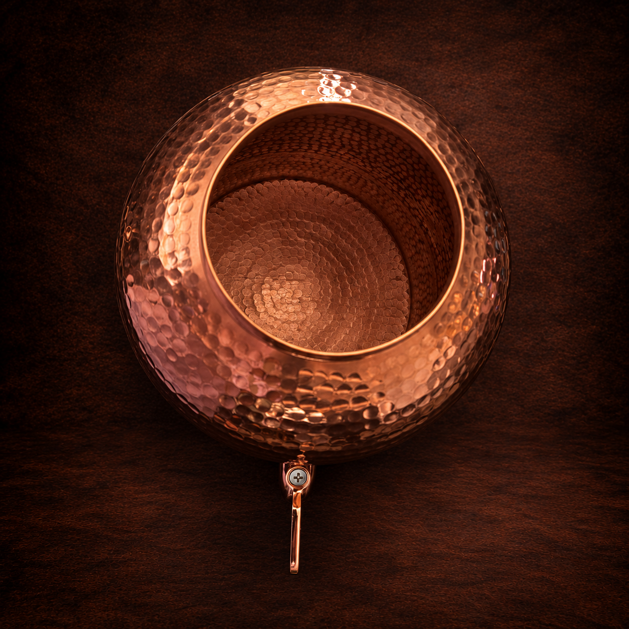 Bidón de cobre martillado de 7 litros con tapa, llave dispensadora y base Ethoss Studio
