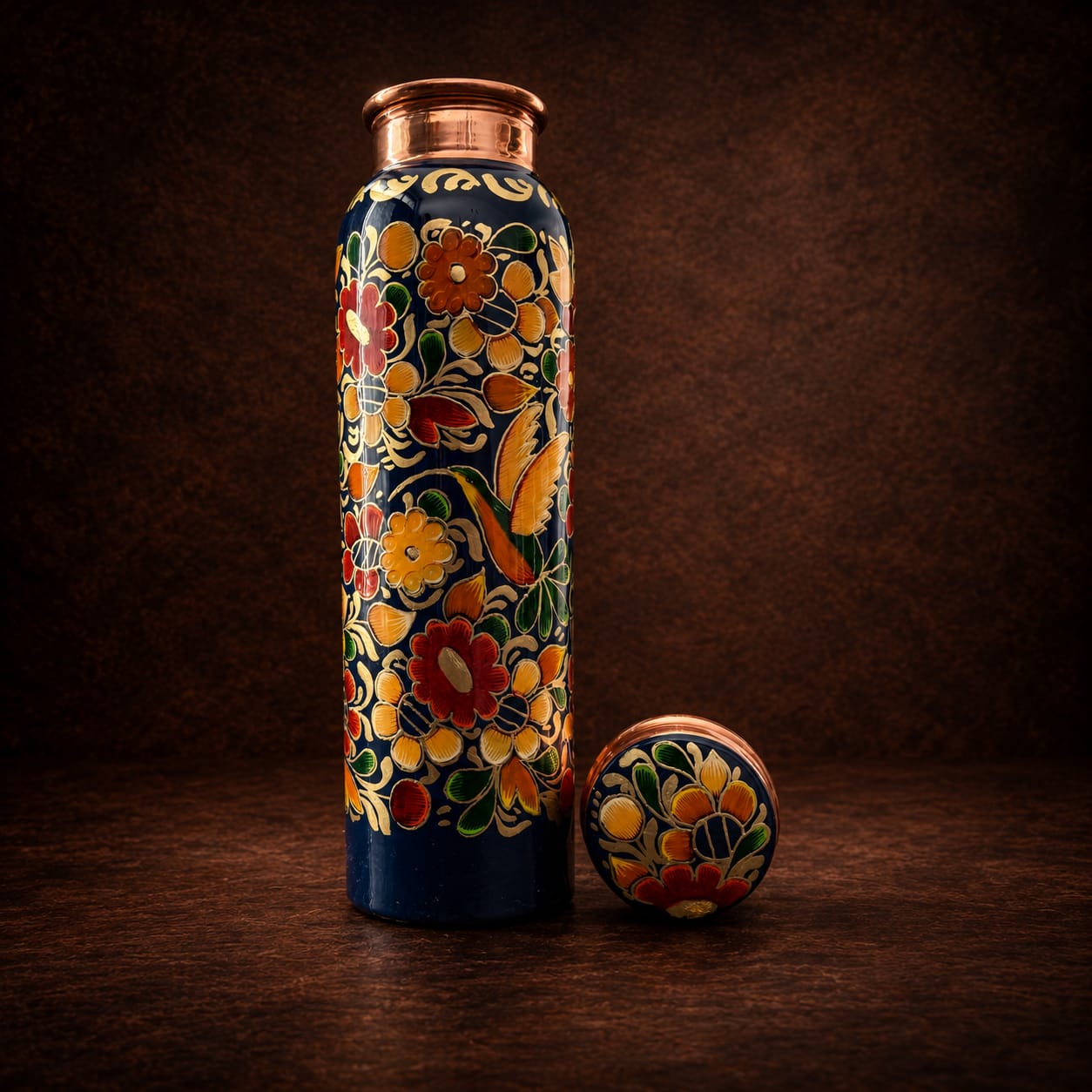 Termo de cobre Colibrí Azul de 1 litro pintado a mano con flores y laminilla de oro Ethoss Studio